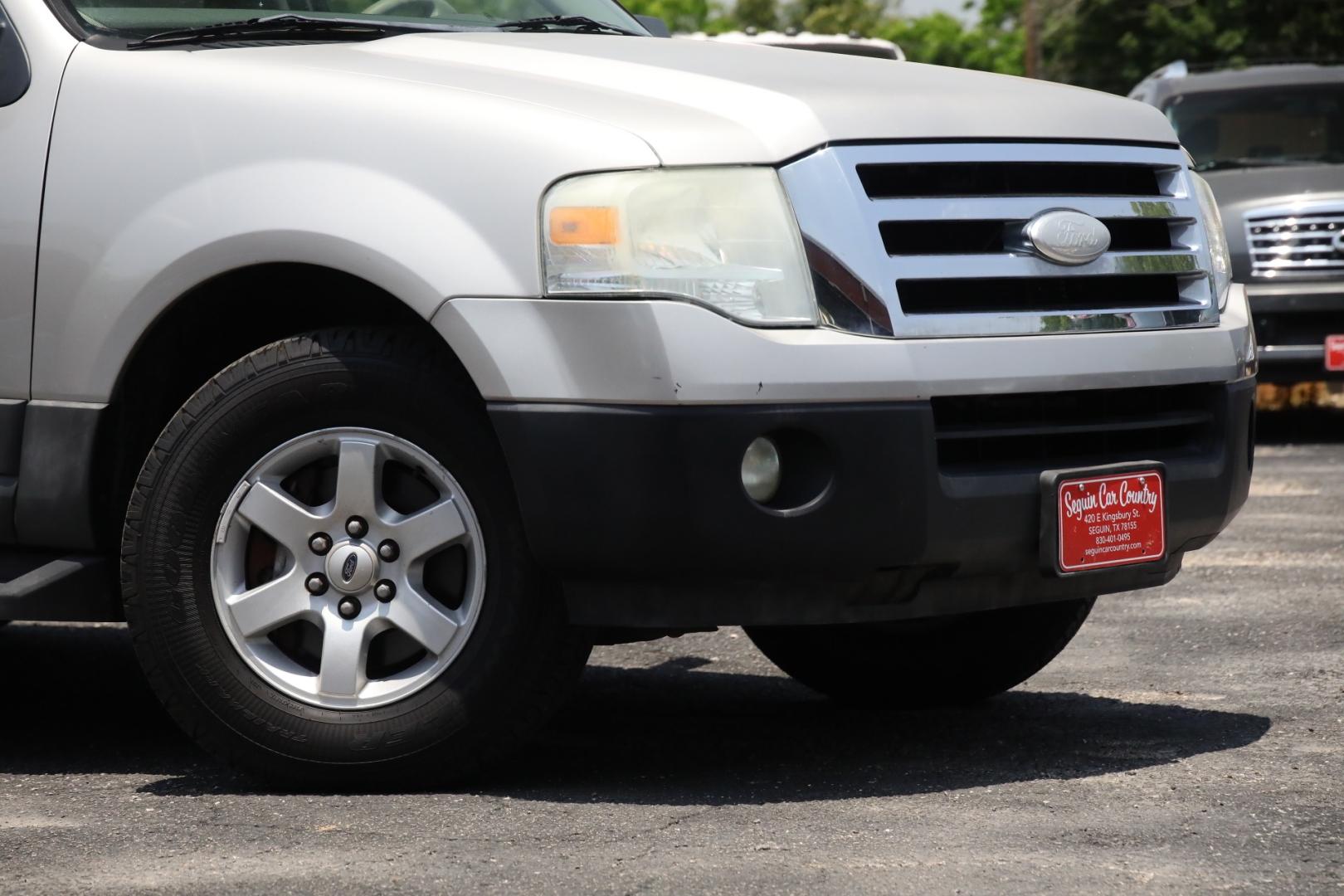 2007 SILVER FORD EXPEDITION XLT 2WD (1FMFU15547L) with an 5.4L V8 SOHC 16V engine, 6-SPEED AUTOMATIC transmission, located at 420 E. Kingsbury St., Seguin, TX, 78155, (830) 401-0495, 29.581060, -97.961647 - Photo#2